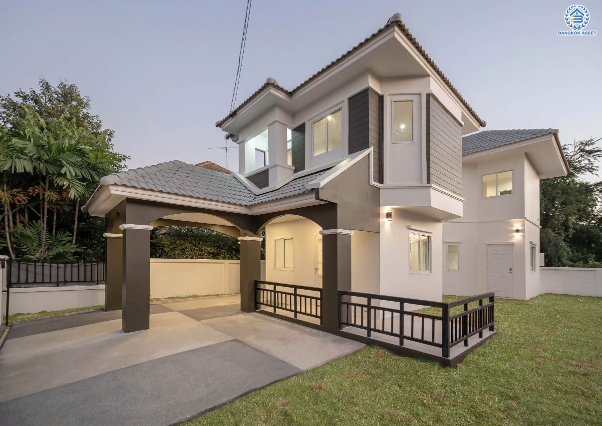 บ้านมือสองตกแต่งใหม่ โครงการ เศรณีลากูน วัดลาดปลาดุก บ้านเดี่ยวหลังมุม ตอบโจทย์ทุกการใช้ชีวิต บนเนื้อที่ 64.9 ตร.ว. พื้นที่ใช้สอยกว่า 186 ตร.ม. ฟังก์ชัน 3 ห้องนอน 3 ห้องน้ำ จอดรถได้ 2 คัน ทำเลเดินทางง่าย สะดวกสบายใกล้ถนนใหญ่ รถไฟฟ้าสายสีม่วง "สถานีคลองบางไผ่" แลจุดขึ้นทางด่วน "กาญจนาภิเษก"